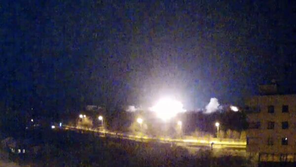 Огни артиллерийских взрывов осветили небо над аэропортом Донецка
