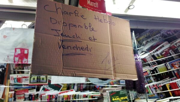 Надпись Журнал Charlie Hebdo будет завтра в газетном киоске Парижа, архивное фото