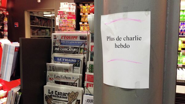 Экземпляры нового выпуска журнала Charlie Hebdo закончились во многих газетных киосках Парижа