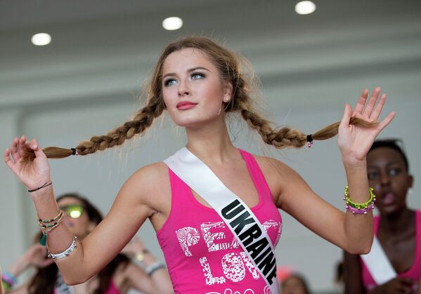 Мисс Украина во время мероприятий в рамках подготовки к конкурсу Мисс Вселенная. 13 января 2015