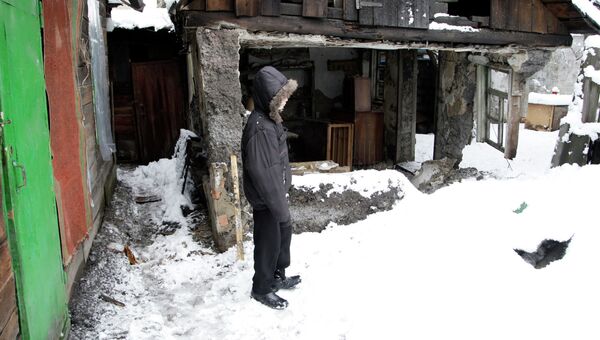 Житель Донецка у разрушенного дома, архивное фото