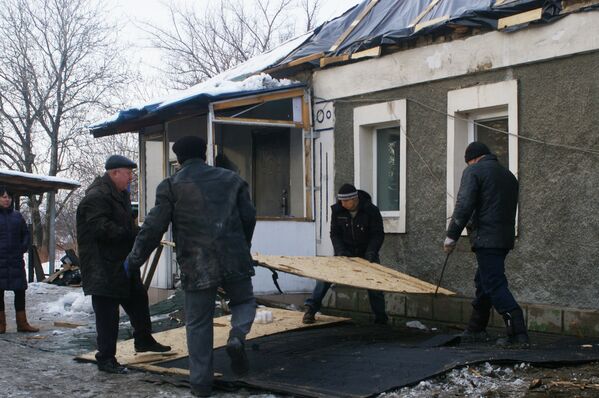 Жители Донецка у дома, разрушенного в результате обстрела украинскими силовиками