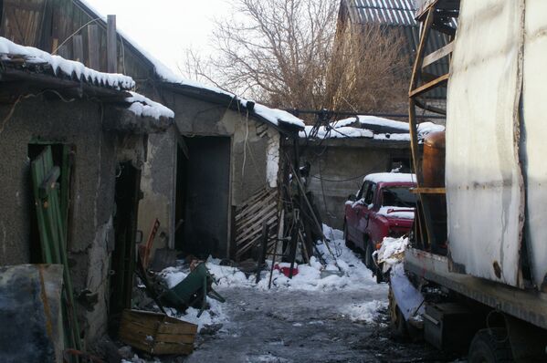 Дом, разрушенный в результате обстрела украинскими силовиками в Донецке