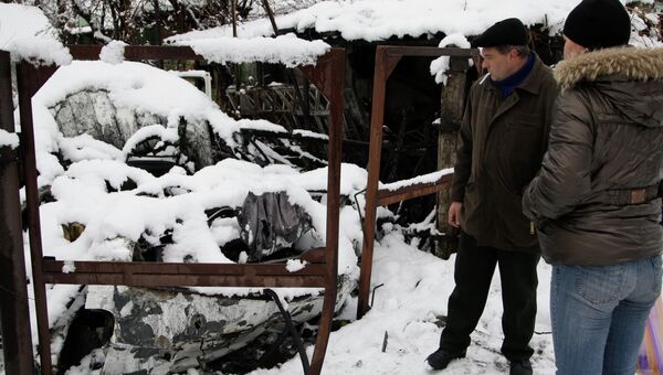 Жители Донецка у дома, разрушенного в результате обстрела украинскими силовиками в Киевском районе города Донецка