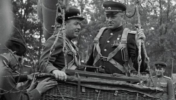 Маршал Рокоссовский (справа) и генерал-лейтенант А .К. Сокольский