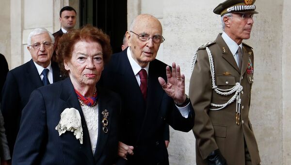 Ушедший в отставку президент Италии Джорджо Наполитано с супругой Клио покидают Квиринальский дворец