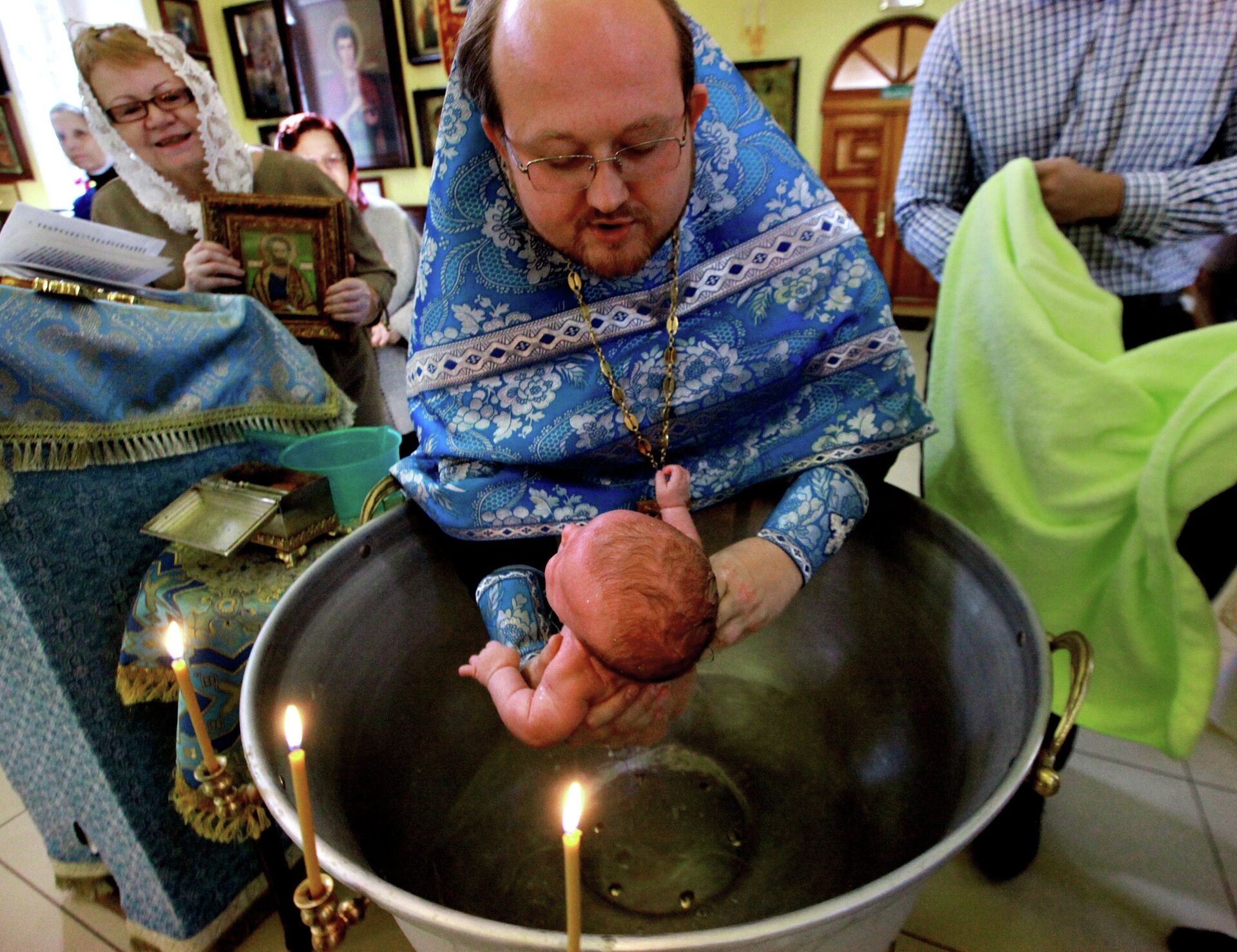 Обряд крещения младенца в храме Святителя Николая Чудотворца во Владивостоке - РИА Новости, 1920, 02.07.2021
