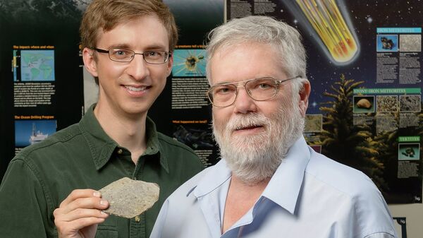 Дэвид Минтон, его ученик Джей Мелош и фрагмент метеорита-хондрита