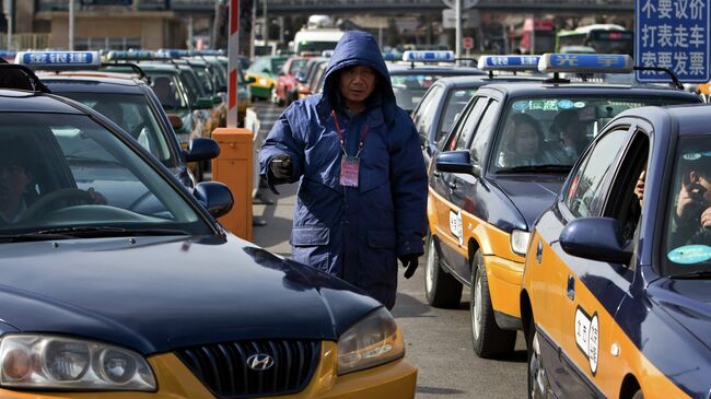 Автомобили такси в центре Пекина. Архивное фото