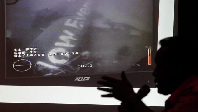 Фото с изображением фюзеляжа AirAsia, полученные с помощью подводной камеры
