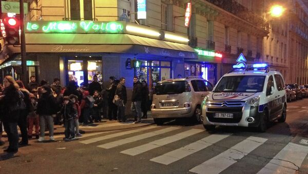 Полиция у школы в Париже, где был найден подозрительный сверток