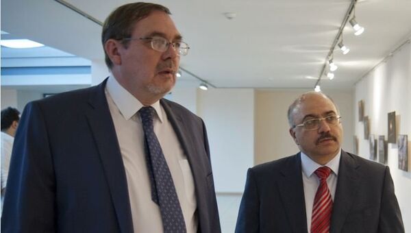 Чрезвычайный и полномочный посол России в Армении Иван Волынкин (слева) в Доме Москвы в Ереване