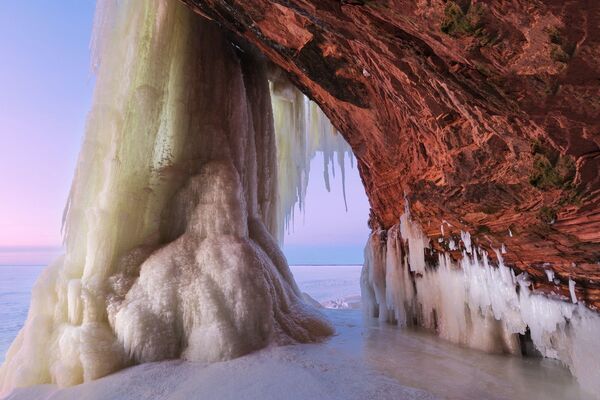 Ледяные пещеры в штате Висконсин, США
