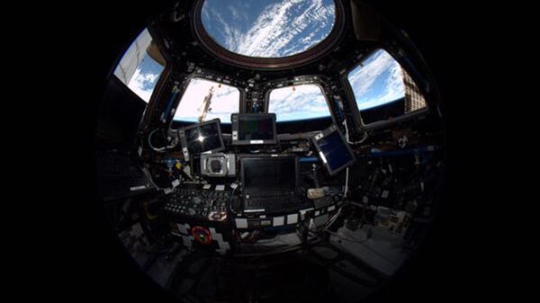 Внутренний вид из модуля. Купол Международной космической станции. Архивное фото