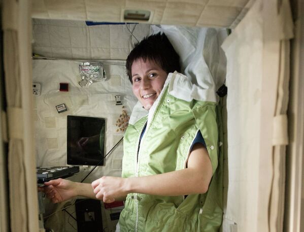 Астронавт Саманта Кристофоретти в своем спальном мешке. МКС, декабрь 2014 года
