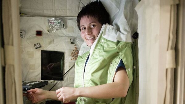 Астронавт Саманта Кристофоретти в своем спальном мешке. МКС, декабрь 2014 года
