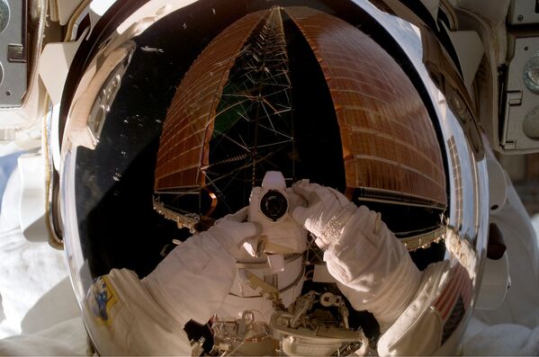 Отражение фотокамеры астронавта в открытом космосе. 2007 год