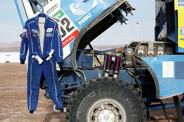 Костюм пилота команды КАМАЗ-мастер на автомобиле Эдуарда Николаева на ралли Дакар 2015