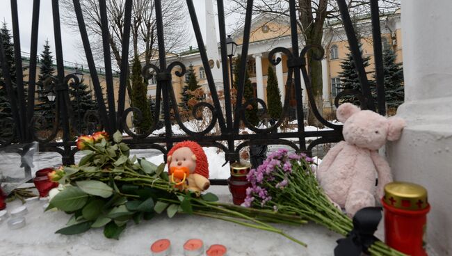 Цветы и свечи у посольства Армении в Москве в связи с трагедией в Гюмри