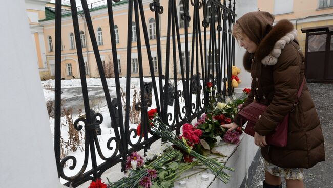 Цветы и свечи у посольства Армении в Москве в связи с трагедией в Гюмри