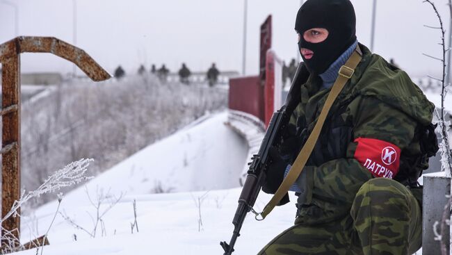 Ополченец патрулирует дорогу в районе аэропорта Донецка. Архивное фото