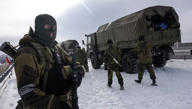 Ополченецы патрулируют дорогу в районе аэропорта Донецка. Архивное фото