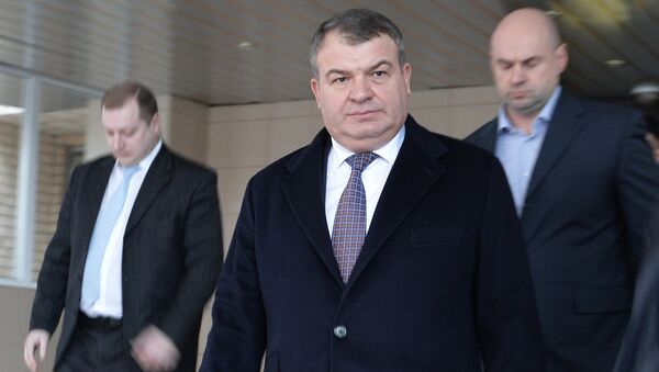 Бывший министр обороны Анатолий Сердюков у Пресненского суда. Архивное фото