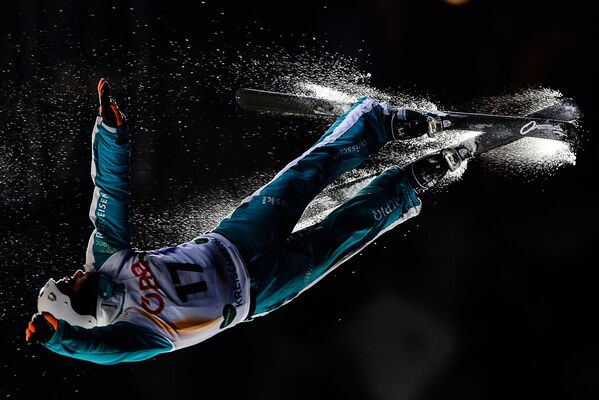 Миша Гассер в квалификации лыжной акробатики на соревнованиях по фристайлу среди мужчин