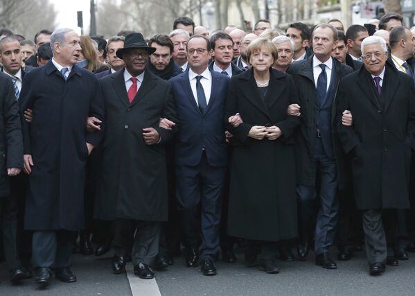 Франсуа Олланд, Ангела Меркель, Беньямин Нетаньяху, Дональд Туск, Махмуд Аббас и другие политические лидеры на марше памяти жертв теракта в Париже 11 января 2015