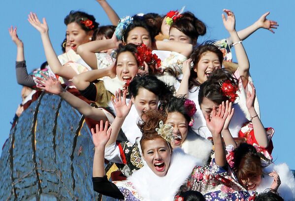 Девушки во время празднования Дня совершеннолетия в Токио, Япония