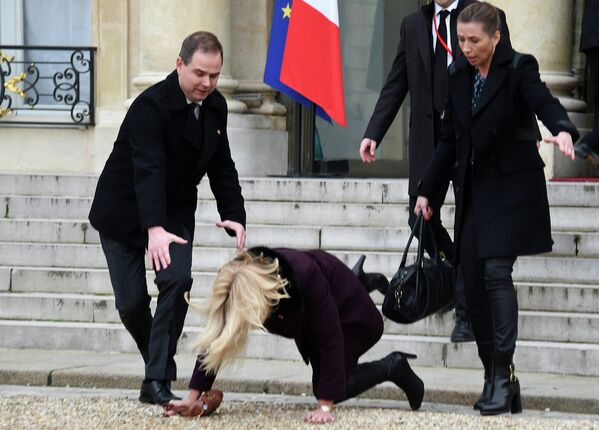 Премьер-министр Дании Хелле Торнинг-Шмитт падает при выходе из Елисейского дворца