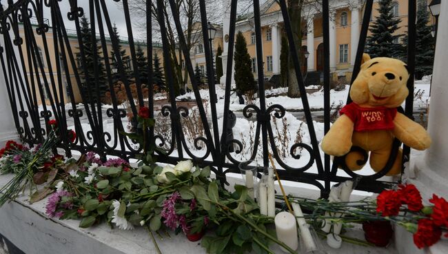 Цветы и свечи у посольства Армении в Москве в связи с трагедией в Гюмри