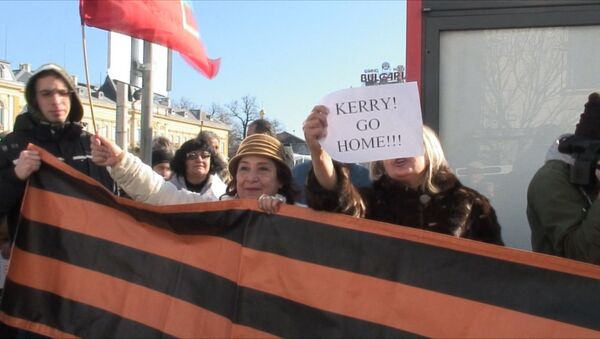 Антиамериканские лозунги и георгиевские ленты – как в Софии встретили Керри