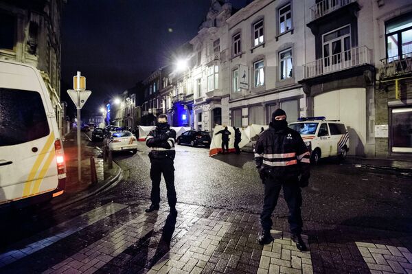 Сотрудники полиции Бельгии во время антитеррористической операции в городе Вервье. 15 января 2015