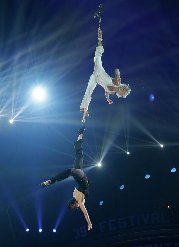 Воздушные акробаты Елена Петрикова и Елена Бараненко из России выступают на цирковом фестивале в Монте-Карло