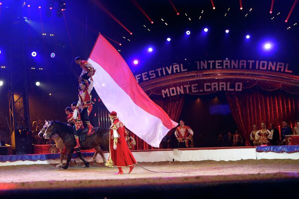 Группа цирковых артистов под управлением Якова Экка из России на цирковом фестивале в Монте-Карло