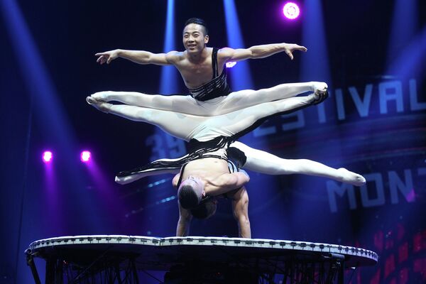 Акробаты из Китая выступают на 39-м Международном цирковом фестивале в Монте-Карло