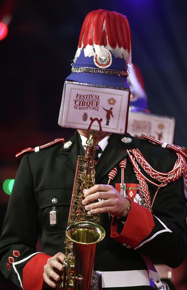Музыкант духового оркестра гвардии Монако во время выступления на цирковом фестивале в Монте-Карло