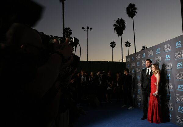 Американский актер Джон Красински и британская актриса Эмили Блант на церемонии вручения премии Critics' Choice