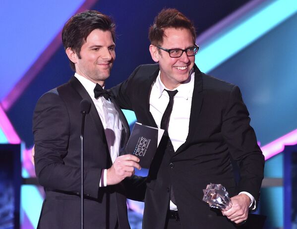 Американский актер Адам Скотт и американский сценарист, режиссер Джеймс Ганн на церемонии вручения премии Critics' Choice
