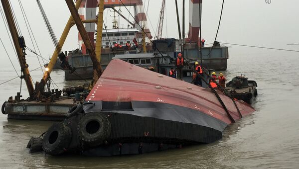 Спасатели работают на реке Янцзы, где затонул буксирный катер. Китай