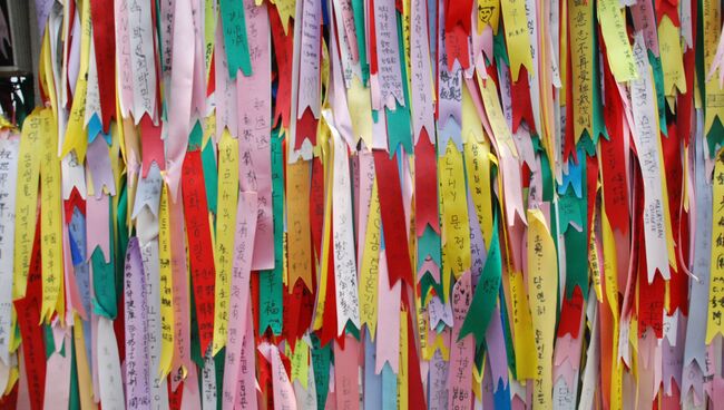 Ленточки с пожеланиями перед Мостом Свободы Ленточки с пожеланиями перед Мостом Свободы