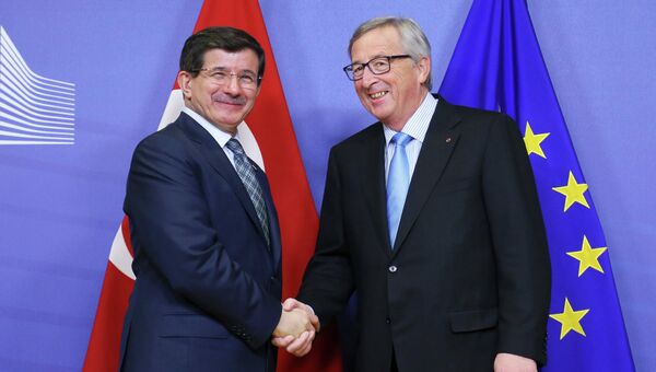 Премьер-министр Турции Ахмет Давутоглу и председатель Еврокомиссии Жан-Клод Юнкер на встрече в Брюсселе