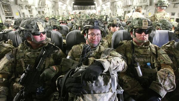 Американские военнослужащие в транспортном самолете перед отправкой в Афганистан