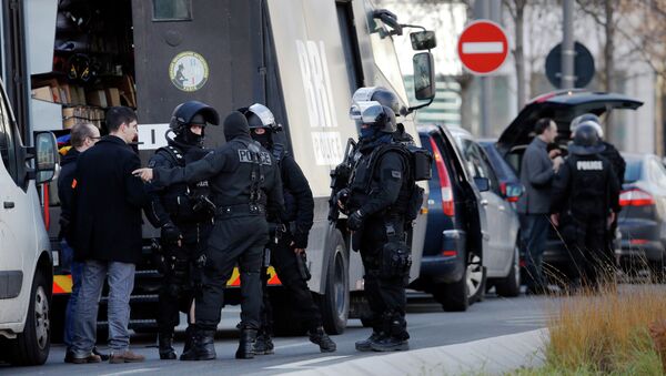 Сотрудники полиции возле почтового отделения под Парижем, где неизвестный захватил заложников