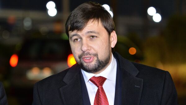 Представитель Донецкой народной республики (ДНР) Денис Пушилин отвечает на вопросы журналистов в аэропорту Минска