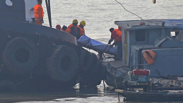 Спасатели извлекают погибших с перевернувшегося катера в Китае