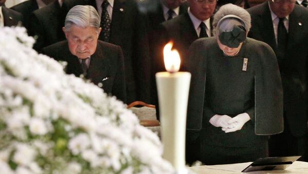 Императорская чета Японии почтила память жертв землетрясения в Кобе