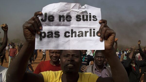 Протестующий в Нигере с плакатом Я - не Шарли