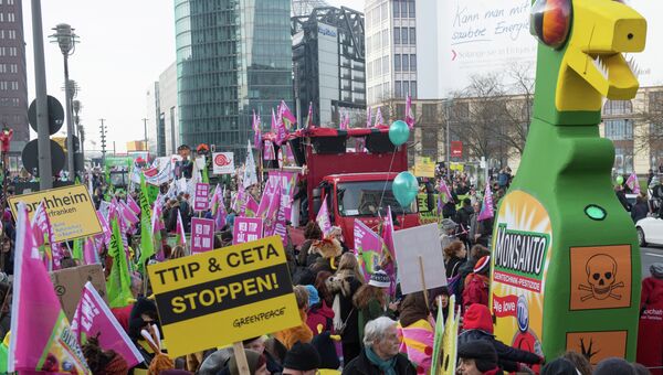 Протестующе против подписания соглашения о Трансатлантическом торговом и инвестиционном партнерстве (TTIP) в Берлине